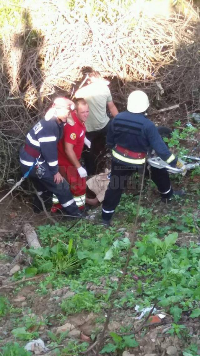 Bărbatul a fost salvat după o noapte petrecută în râpă