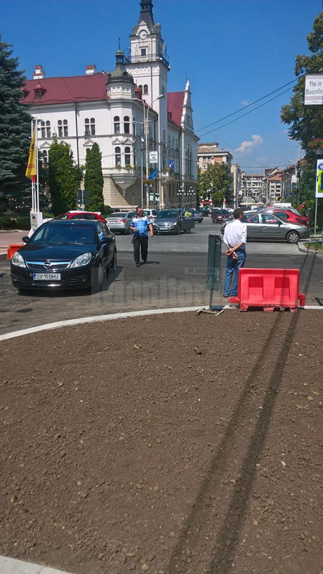 Autocarul pentru Flutur și oaspeții săi, blocat de un autoturism parcat în mijlocul străzii Ștefan cel Mare