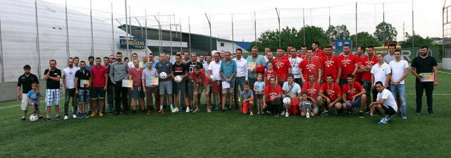 Poză de grup cu eroii primei ediţii a Ligii Companiilor la fotbal pe teren redus