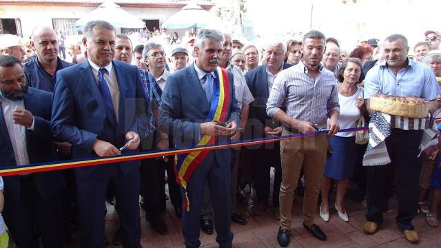 Primarul Mihăiţă Negură a inaugurat noua piaţă din Câmpulung Moldovenesc
