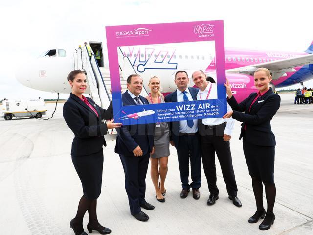 Gheorghe Flutur şi Ioan Măriuţa împreuna cu reprezentanţii Wizz Air
