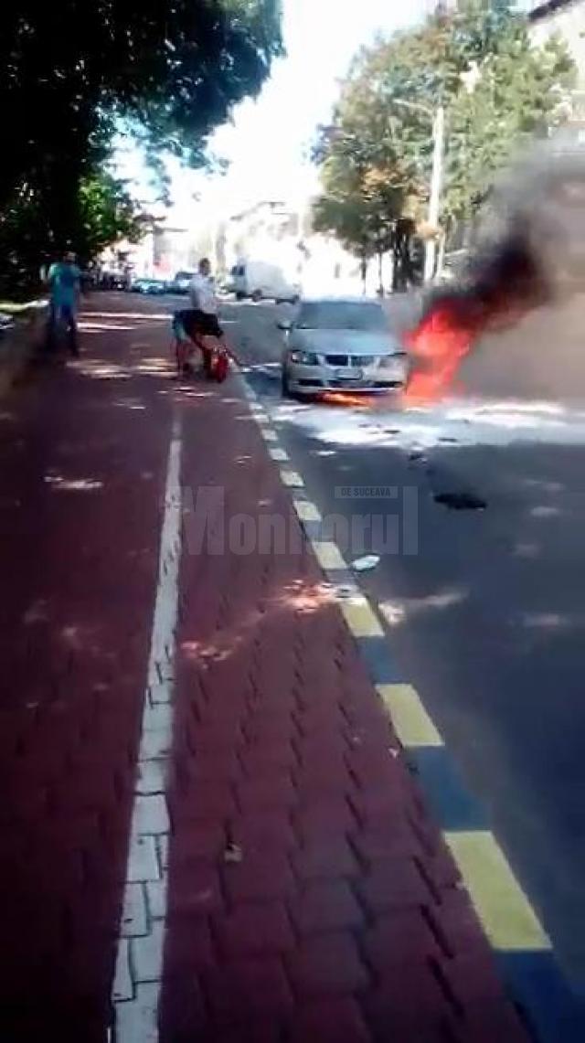 O maşină a luat foc în centrul Sucevei