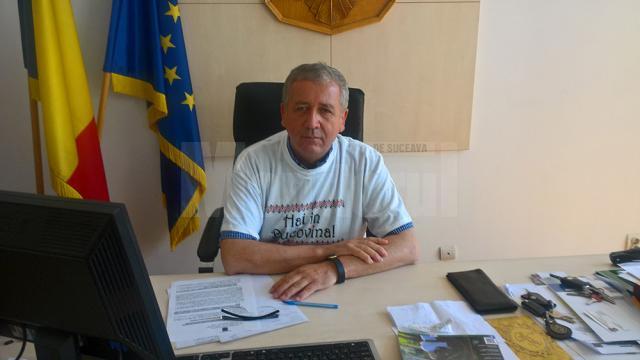 Prefectul Constantin Harasim, în tricou inscripţionat „Hai în Bucovina”