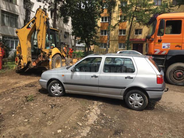Amenajarea parcării rezidenţiale de pe Luceafărului, blocată de maşinile lăsate parcate în şantier
