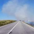 Un incendiu de vegetaţie a pârjolit câteva hectare cu paie, punând în pericol circulaţia pe DN 2
