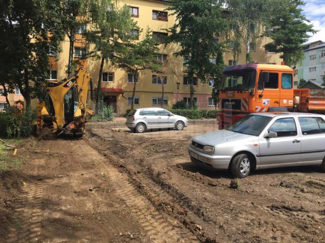 Amenajarea unei parcări de reşedinţă în Suceava, blocată de maşinile parcate în şantier