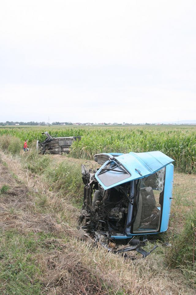Maşinile au fost aruncate în partea dreaptă a sensului de mers dinspre Vereşti spre Dumbrăveni