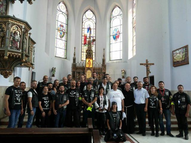 Însoţiţi de Gheorghe Flutur, motocicliştii au vizitat Basilica Minor din comuna Cacica