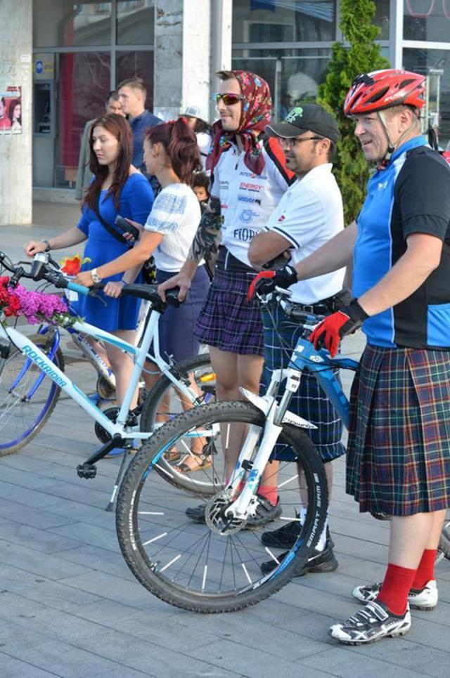 Alături de bicicliste sunt bine-veniţi şi bărbaţii, cu condiţia să vină îmbrăcaţi în kilt. Foto: Elena Caraciuc