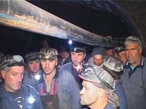 Acţiunea de protest a ortacilor de la Mina de Uraniu de la Crucea-Botuşana a continuat şi ieri