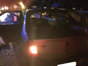 Maşina străpunsă de lemnele din căruţă