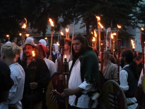 Parada cu făclii a cavalerilor şi domniţelor care participă la Festivalul de Artă Medievală „Ştefan cel Mare”