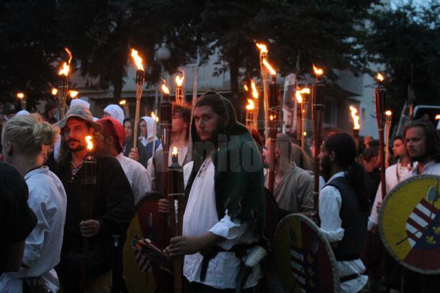 Parada cu făclii a cavalerilor şi domniţelor care participă la Festivalul de Artă Medievală „Ştefan cel Mare”