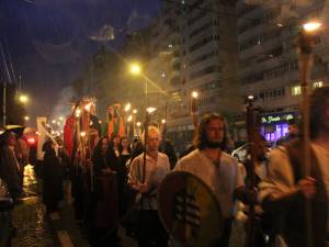 Parada cu făclii a cavalerilor şi domniţelor care participă la Festivalul de Artă Medievală „Ştefan cel Mare”