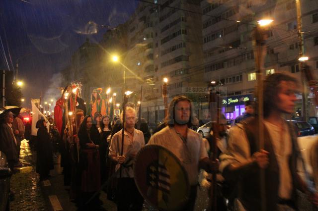 Parada cu făclii a cavalerilor şi domniţelor care participă la Festivalul de Artă Medievală „Ştefan cel Mare”