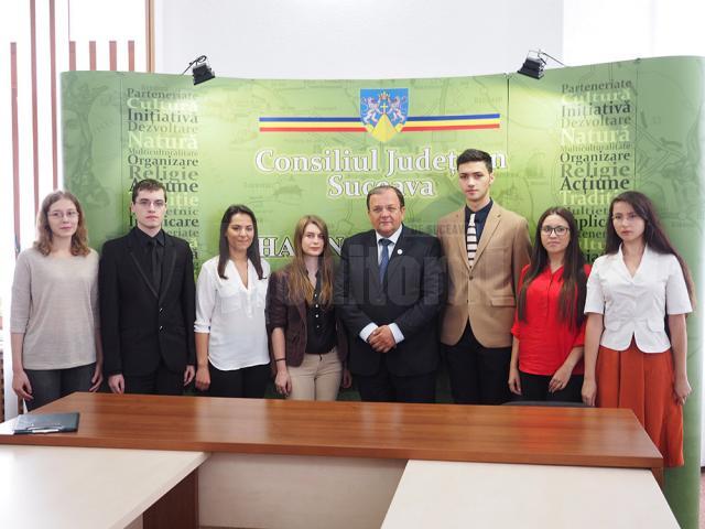 Şapte dintre cei opt elevi de media 10 la bacalaureat s-au întâlnit ieri cu preşedintele CJ Suceava, Gheorghe Flutur, acesta felicitându-i în numele administraţiei judeţene