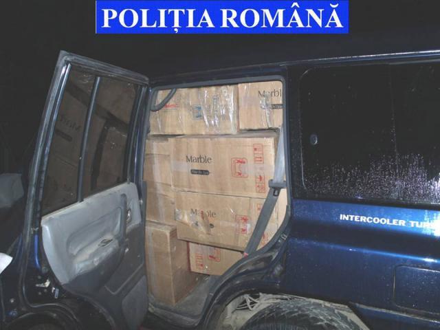 Un contrabandist şi-a abandonat maşina încărcată cu ţigări într-un pârâu