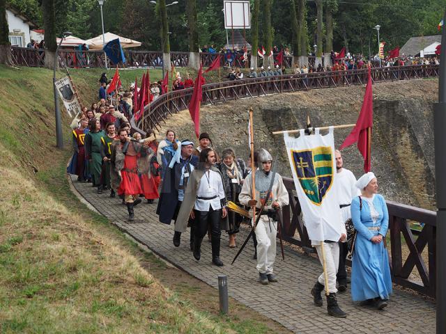 Alaiul trupelor medievale care susţin reprezentaţii la cel mai mare festival de gen din ţară