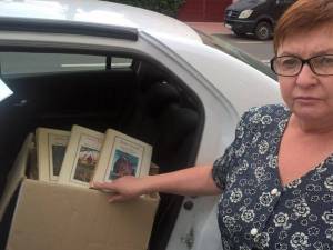 Mariana Devencea, o pensionară din cartierul sucevean Burdujeni, a donat aproape 50 de titluri în cadrul acţiunii „O carte pentru românii din Transnistria”