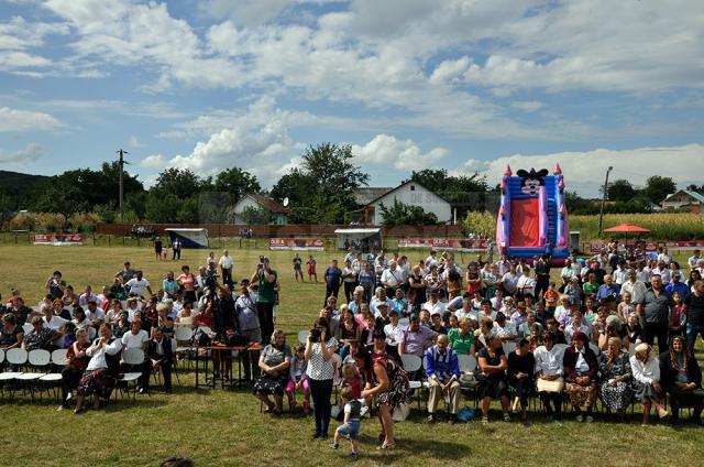 Comuna Adâncata şi-a sărbătorit elevii premianţi şi cuplurile de aur