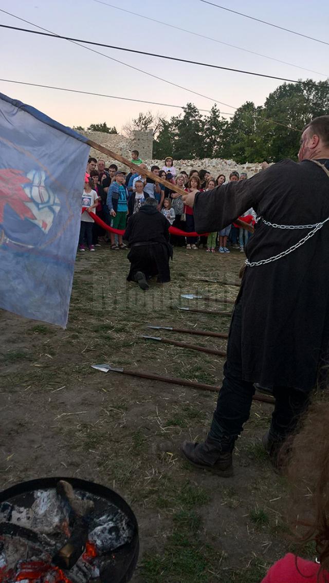 Cavalerii care au participat la cea de-a X-a ediţie a Festivalului de Artă Medievală din Cetatea de Scaun a Sucevei au ţinut sâmbătă, la ora 12.00, un moment de reculegere în memoria Reginei Ana
