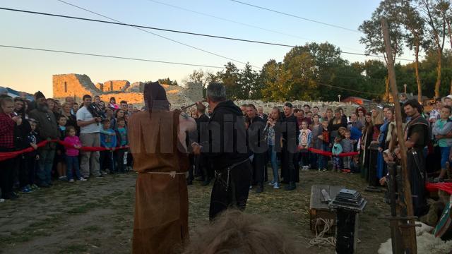 Moment de reculegere şi rugăciune pentru Regina Ana, ţinut de cavalerii Festivalului Medieval din Cetatea de Scaun a Sucevei