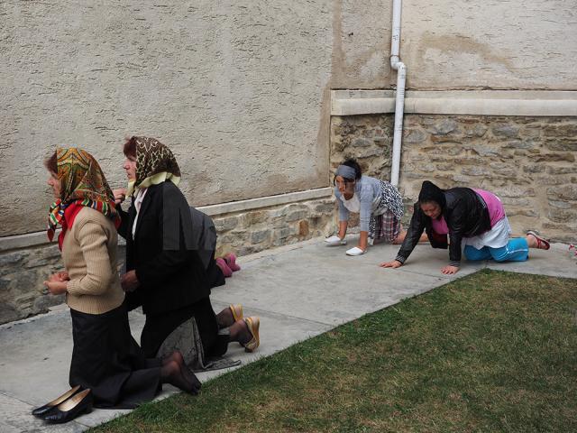 Pelerinii s-au rugat în curtea mănăstirii