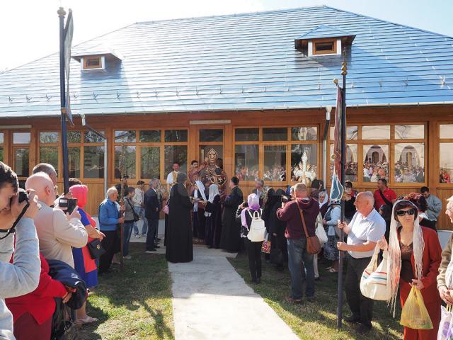 Credincioşii s-au rugat pentru îndeplinirea dorinţelor la Mănăstirea Hagigadar