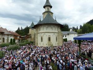 Miile de credincioşi au umplut până la refuz curtea Mănăstirii Putna