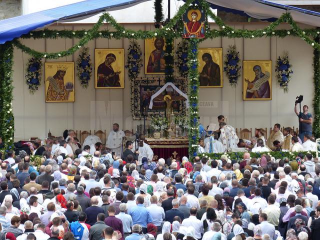 Sfânta Liturghie a fost oficiată de un sobor de aproape 60 de preoţi