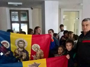 Copii din Bacău şi Horodnic, în vizită la Muzeul de Istorie purtând steaguri cu Ştefan cel Mare