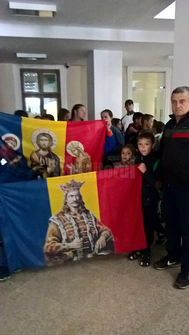 Copii din Bacău şi Horodnic, în vizită la Muzeul de Istorie purtând steaguri cu Ştefan cel Mare