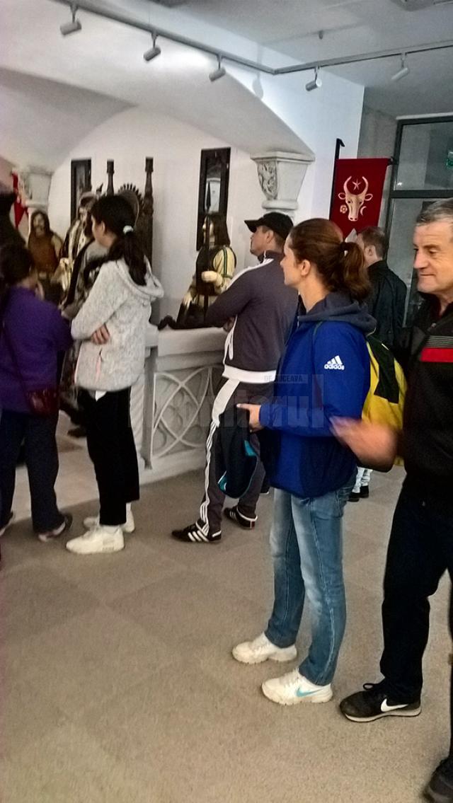Peste 40 de copii din Bacău şi Horodnic, în vizită la Muzeul de Istorie purtând steaguri cu Ştefan cel Mare