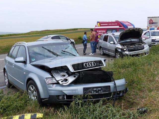 Primele două autoturisme avariate în urma depăşirii imprudente au fost un Audi A4 şi o Dacie Logan