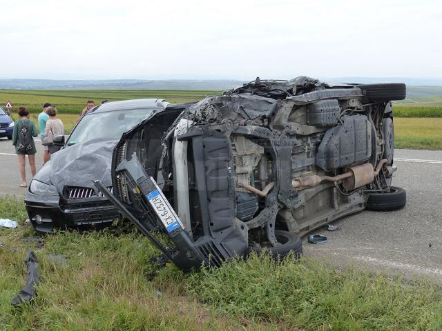 După ce a acroşat şi al treilea autoturism, un BMW X6, autoturismul de teren Lexus s-a răsturnat pe şosea