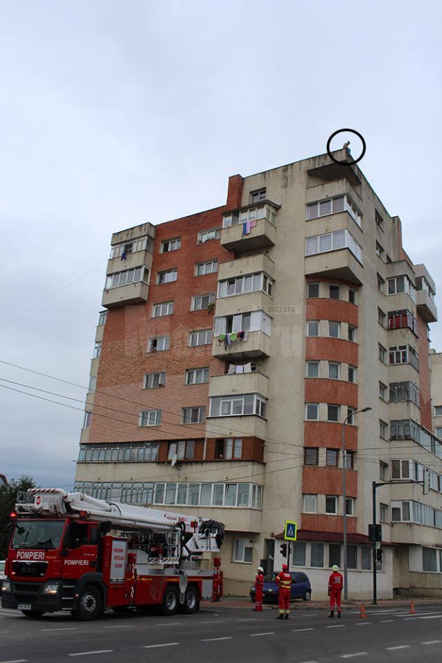 O puştoaică de 16 ani a vrut să se arunce de pe blocul turn de la ieşire din Burdujeni