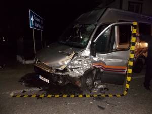 Autoutilitara marca Iveco a fost avariata, soferul de 42 de ani aflat la volan fiind ranit