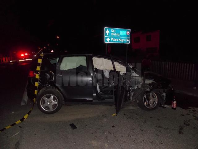 In urma impactului, autoturismul VW a fost avariat, femeia aflata la volan fiind ranita