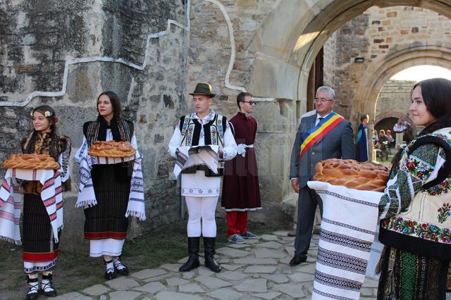 Primarul Ion Lungu i-a întâmpinat pe invitaţii din cele 30 de ţări cu pâine şi sare, după tradiţie