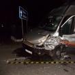 Autoutilitara marca Iveco a fost avariată, şoferul de 42 de ani aflat la volan fiind rănit