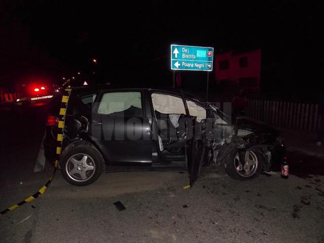 În urma impactului, autoturismul VW a fost avariat, femeia aflată la volan fiind rănită