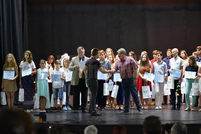 Performerii şi olimpicii humoreni, premiaţi într-un cadru festiv, la Casa de Cultură