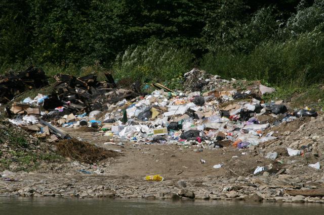 Gunoaiele sunt depozitate în continuare pe cele două maluri ale râului Moldovița