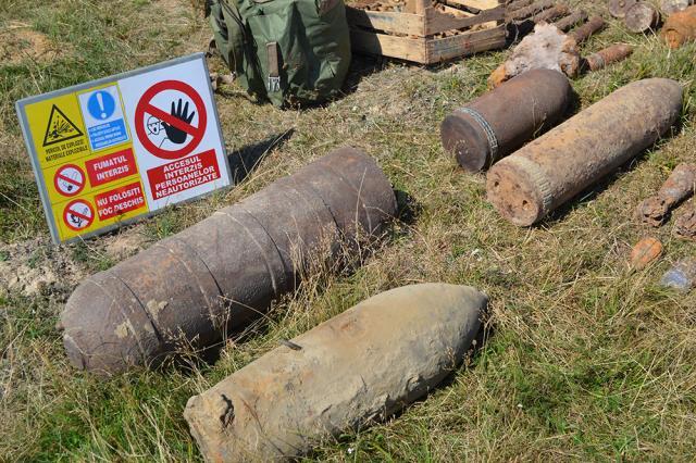Mii de cartuşe şi zeci de grenade şi bombe găsite în pământ, distruse de pirotehnişti