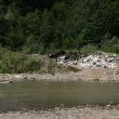 În ciuda camerelor video şi a panourilor de avertizare, deşeurile din Moldoviţa ajung în continuare pe malul râului