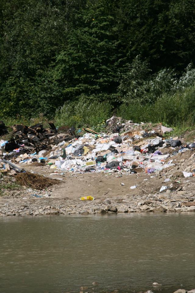 În ciuda camerelor video şi a panourilor de avertizare, deşeurile din Moldoviţa ajung în continuare pe malul râului