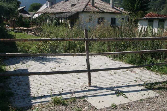 În ciuda camerelor video şi a panourilor de avertizare, deşeurile din Moldoviţa ajung în continuare pe malul râului
