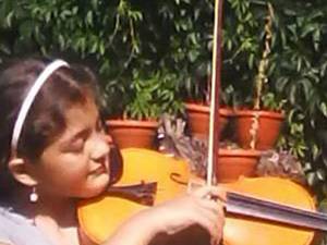 Valentina Cernovschi, fericită că a primit o vioară nouă