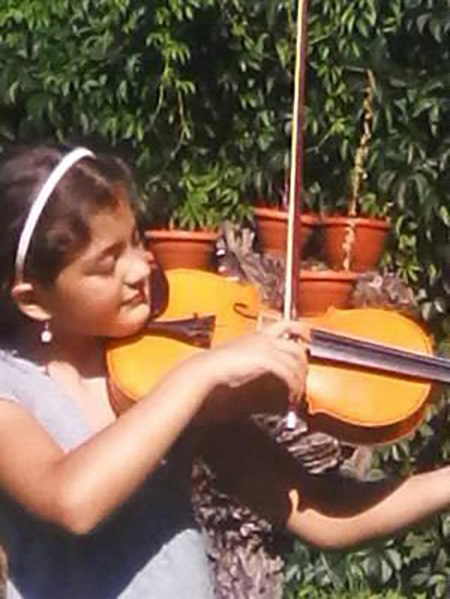 Valentina Cernovschi, fericită că a primit o vioară nouă