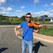 Vasile Bolohan înainte de a trimite vioara în țară
